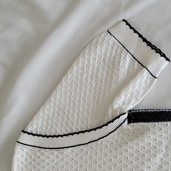 Chanel white and black logo badge t-shirt - Picture 11 of 16